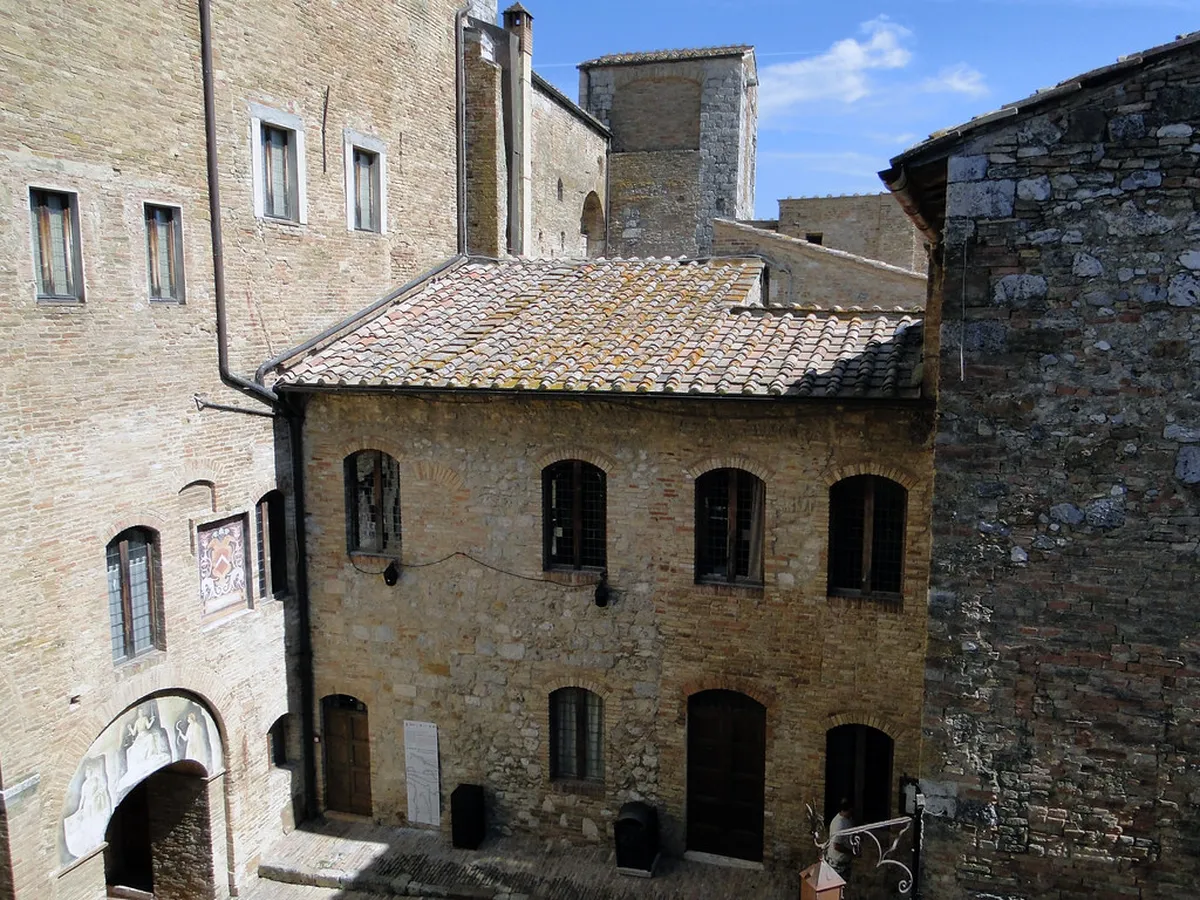 Introduction to san gimignano day tours